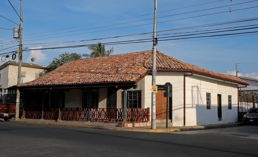 Dar un paseo por la Calle Real, algo genial que hacer en Liberia si te gusta la arquitectura