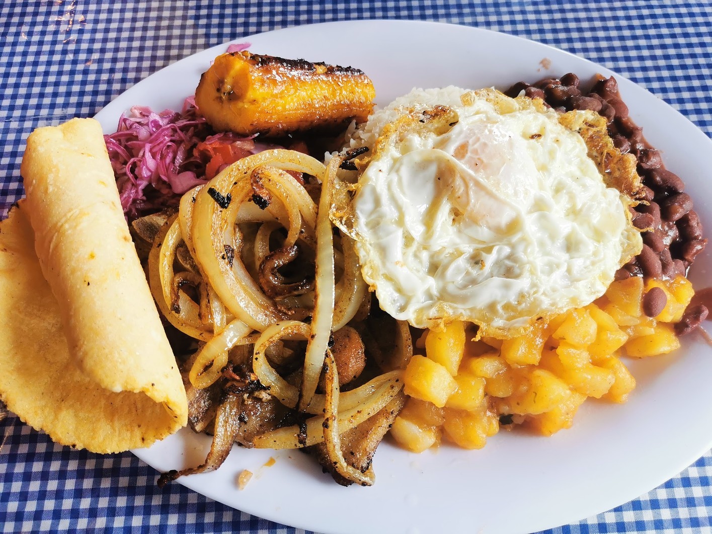 Picadillo de papa, una de las comidas típicas de Costa Rica que tienes que probar cuando visites el país tico