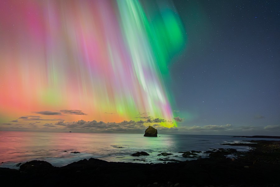 Auroras boreales sobre la costa de Islandia