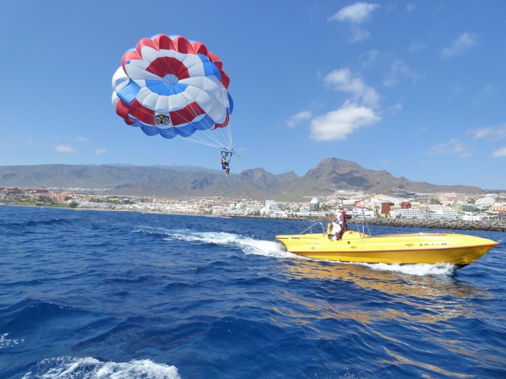 Parasailing, una cosa a hacer en una excursion barco tenerife sur