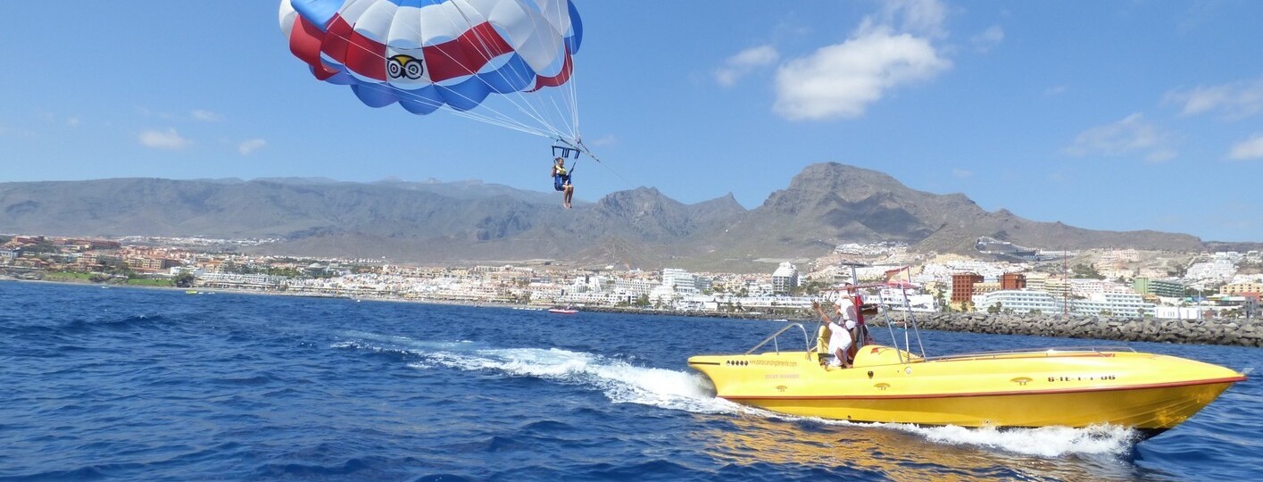 Paseo en barco en tenerife con parasailing