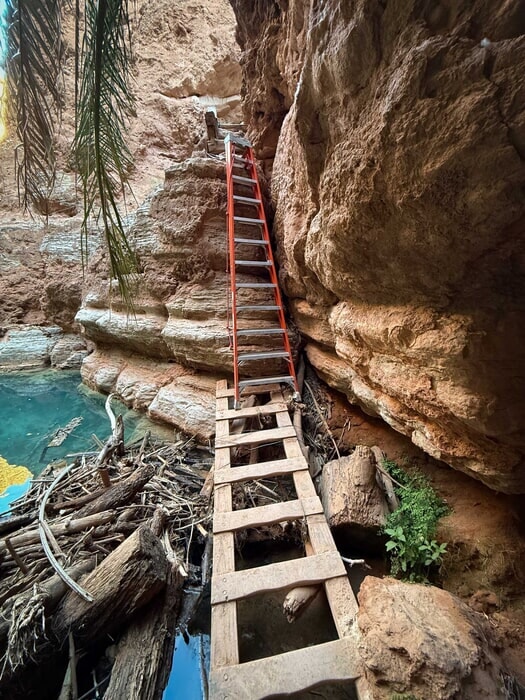 Escalera de metal que conduce a la reserva india de Havasupai
