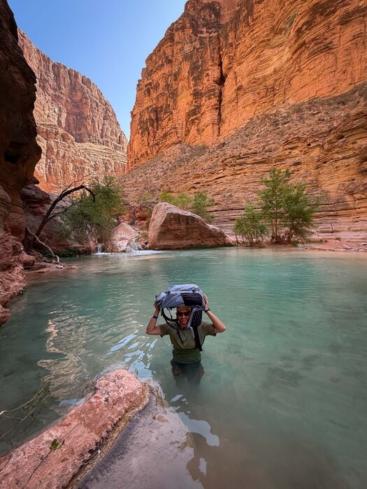 Cruzando la confluencia mientras caminamos por el sendero Havasu