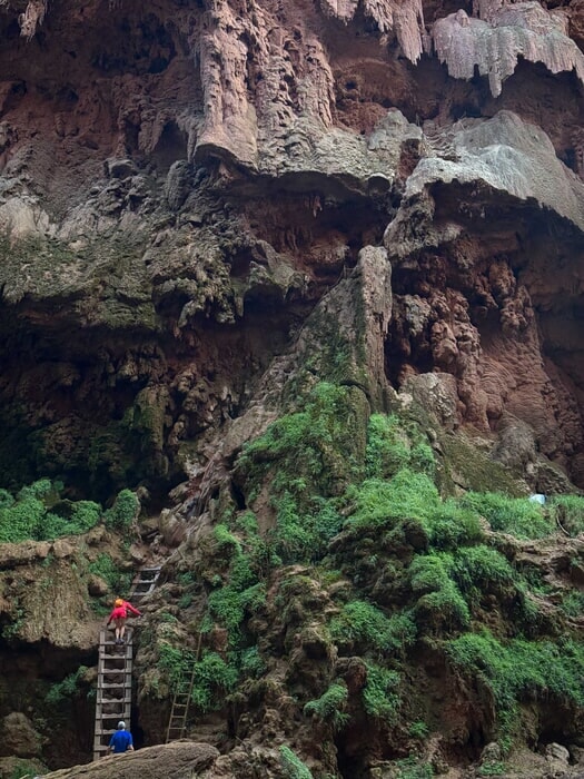 Escaleras en Mooney Falls hacia Havasu Falls