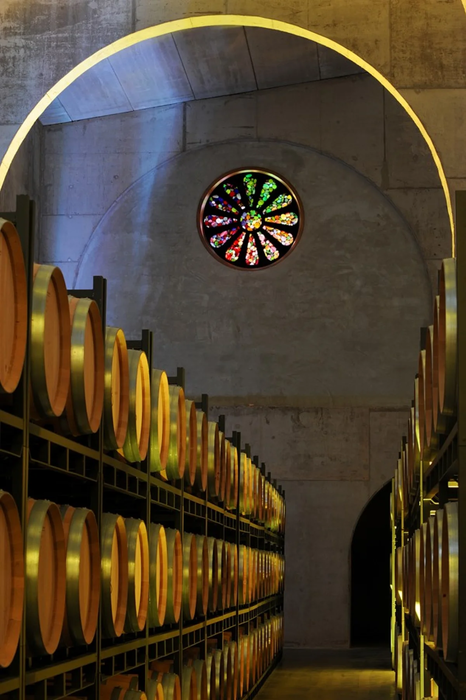 Una bodega con una vidriera de colores