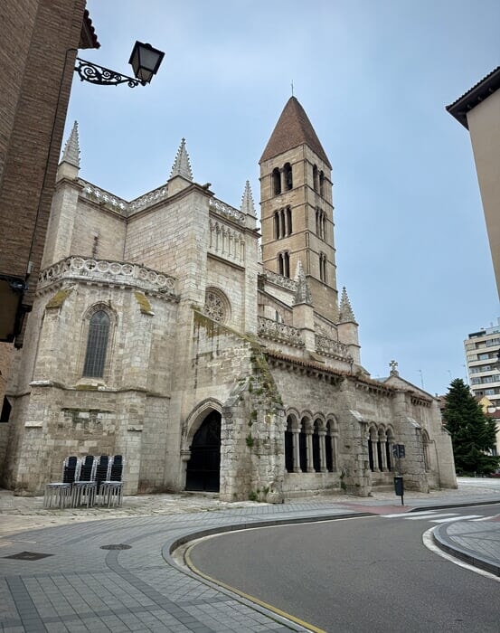 Calle y catedral de Valladolid