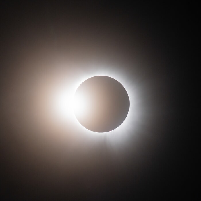 Imagen que muestra un eclipse solar total