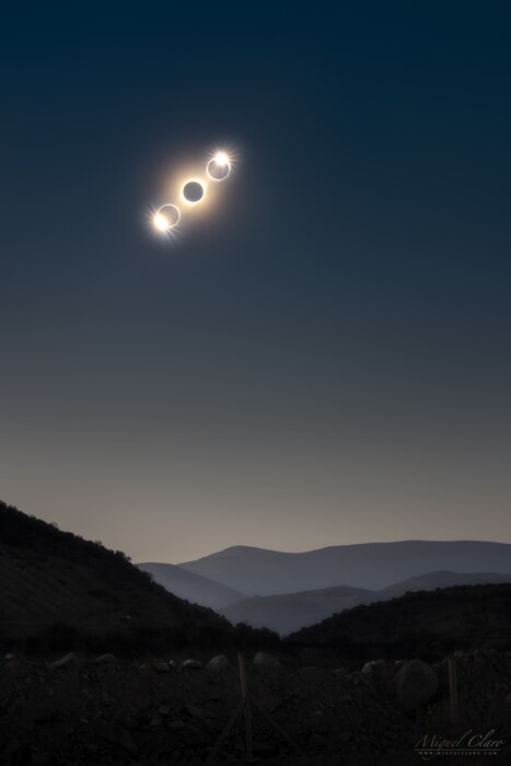 Eclipse solar sobre las montañas