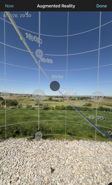 Un teléfono inteligente con una aplicación de cámara y un mapa detallado