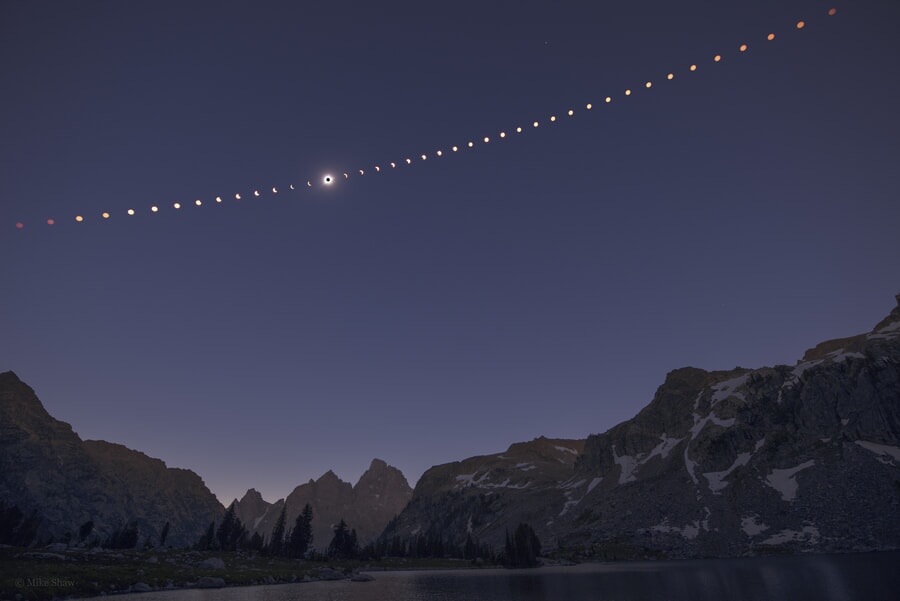 Fases del eclipse solar total sobre las montañas