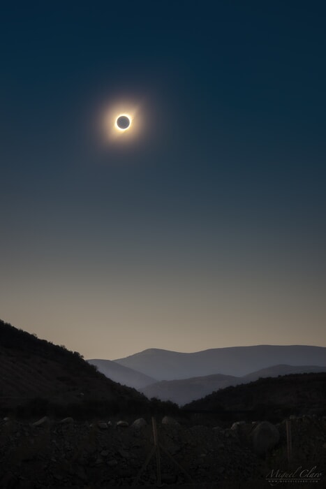 Eclipse solar total sobre las montañas