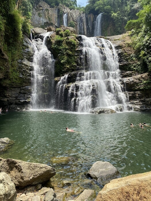 Bañarse en las piscinas naturales de la Cascada Nauyaca Costa Rica