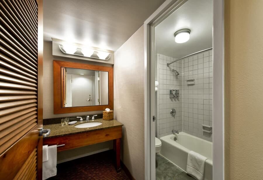 Private bathroom Northern Lights Alaska photo tour