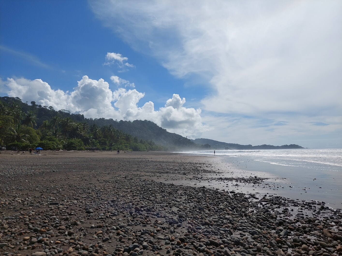 Dominical, una de las mejores playas cerca de la Catarata Nauyaca