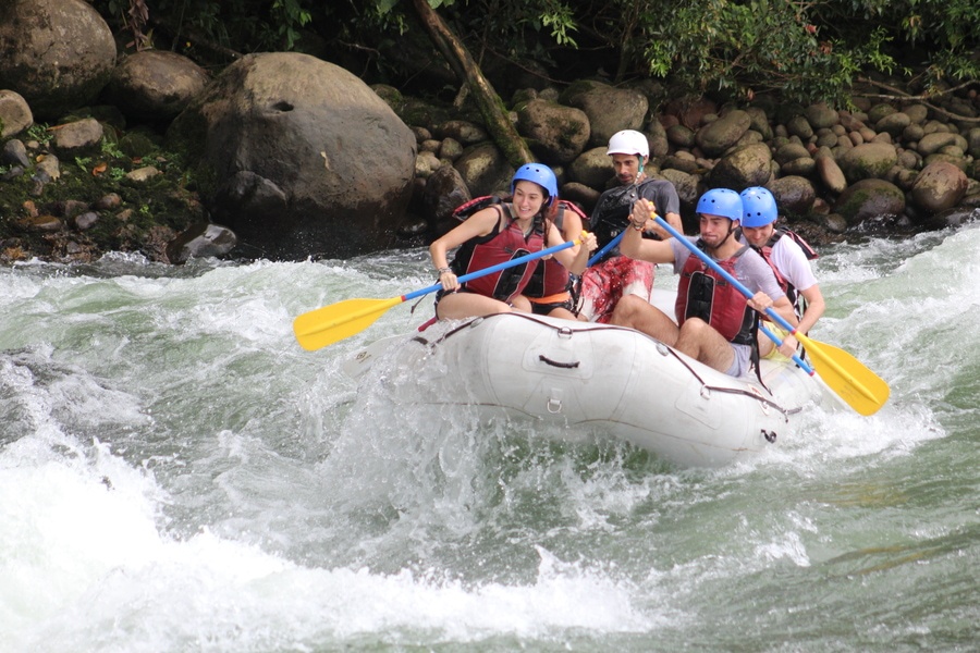 Maniobras en el Rio Pacuare en nuestro primer día de rafting