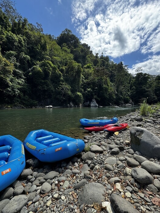 Cuáles son los rápidos del río Pacuare en ambas secciones
