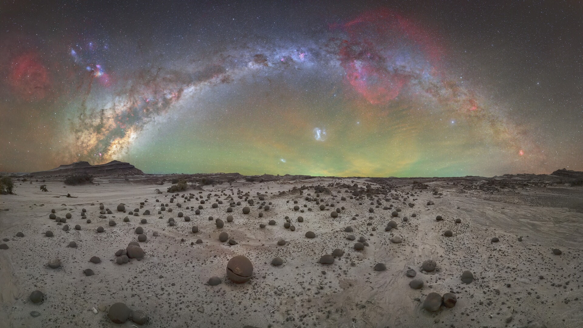 Milky Way in valle de la luna Milky Way over Valle de la Luna