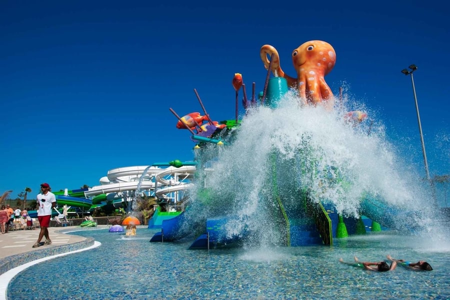 Relaxia Lanzasur Club - Aqualava Water Park, uno de los hoteles familiares en Lanzarote con juegos acuáticos