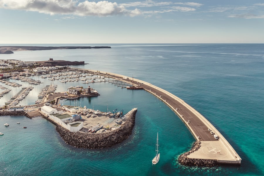Playa Blanca, uno de los lugares más populares donde alojarse en Lanzarote