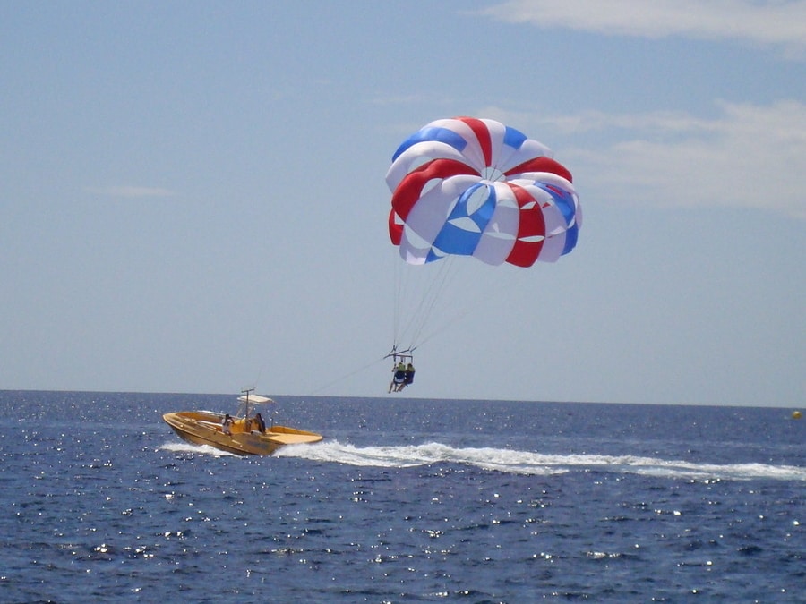 Hacer parasailing en Puerto del Carmen, Lanzarote