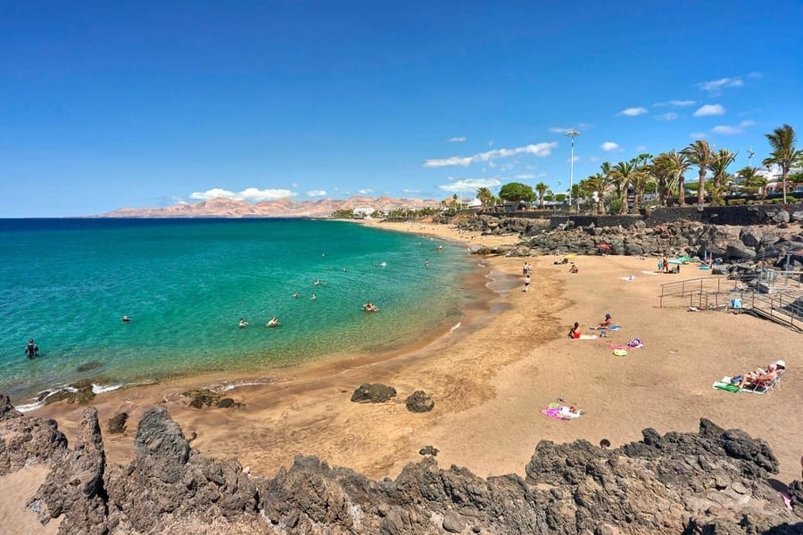 Playa Grande, una playa urbana de Lanzarote en Puerto del Carmen