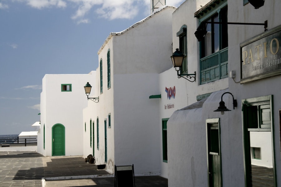 Costa Teguise, un sitio donde quedarse en Lanzarote para los amantes de la playa