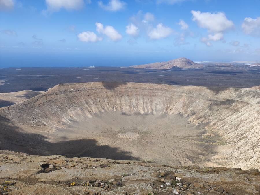 ¿Cuántos volcanes hay en Lanzarote? Volcán de Caldera Blanca es uno de ellos