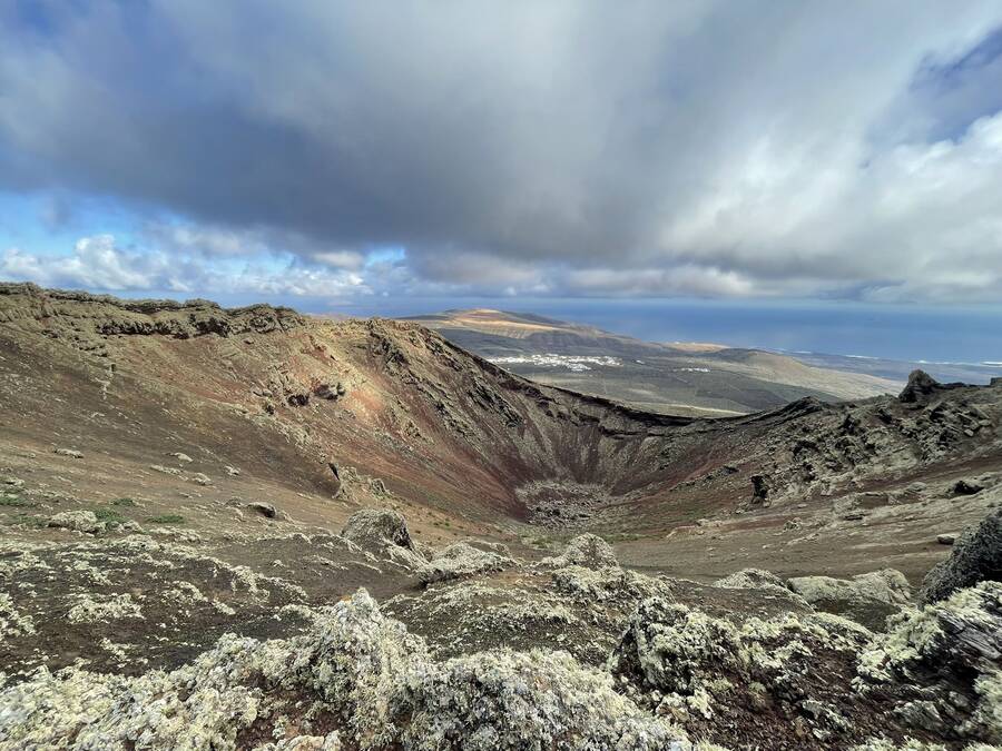 Puedes realizar un ruta de senderismo cerca de Jameos del Agua en el Volcán de la Corona